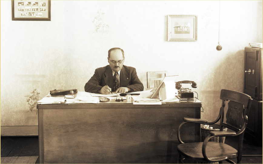 Dr. Jenő Böhm in his doctor's office. Odorheiu Secuiesc, 1938. (In Lustra, 1/2019, 45-49.)
