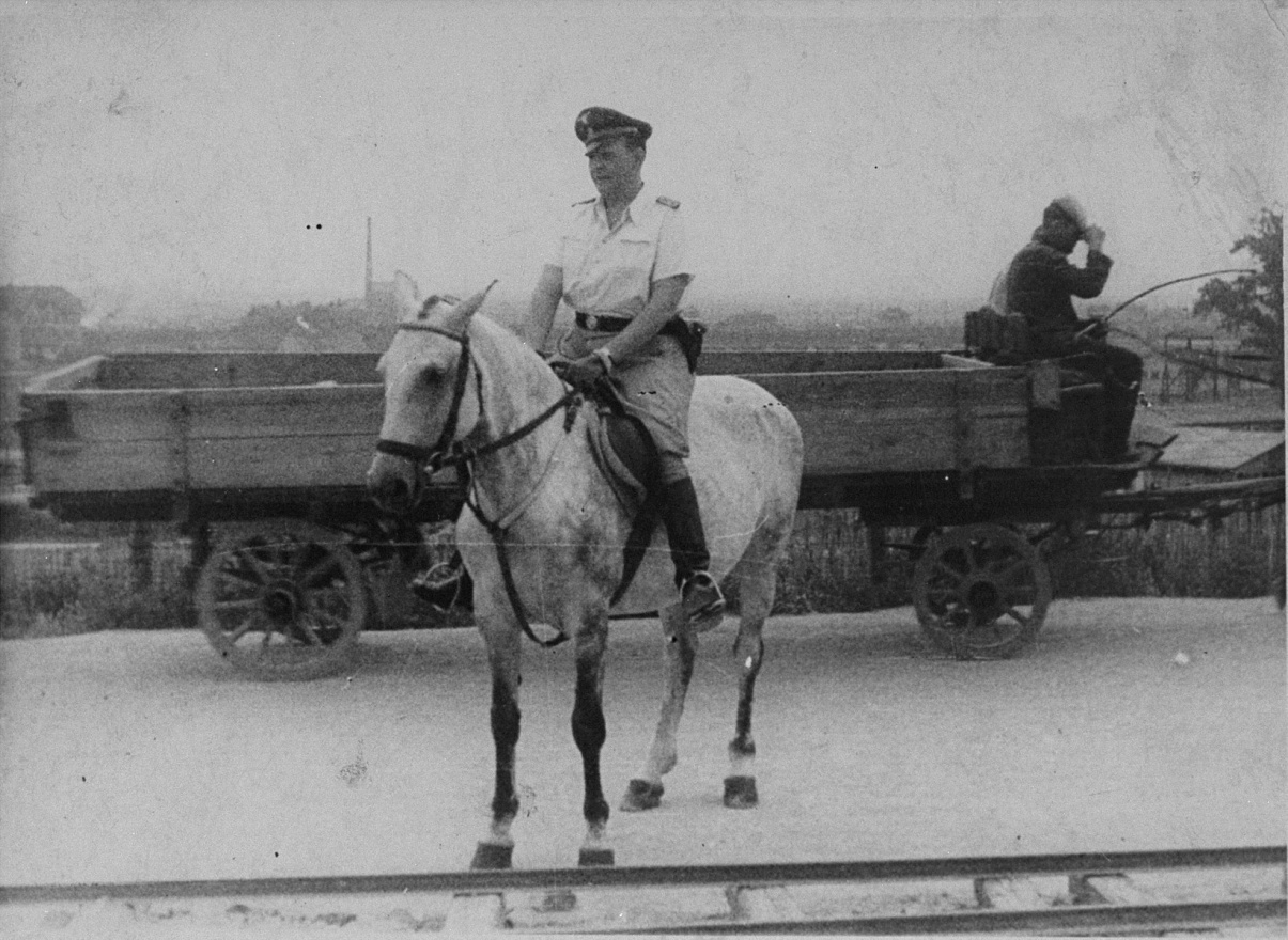 Commander of the Plaszow concentration camp, Amon Göth is supervising prisoners from the saddle of a white horse. (Photo: United States Holocaust Memorial Museum)