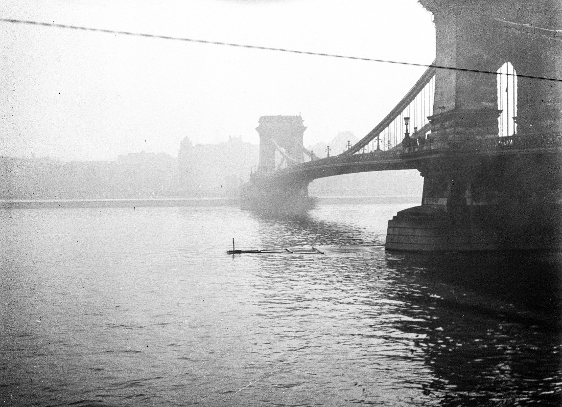 The Chain Bridge in 1944 seen from the Buda side. The riverbank on the opposite side was a favorite execution site for the Arrow Cross: Jews were shot en masse into the river from here (Fortepan/Tivadar Lissák)