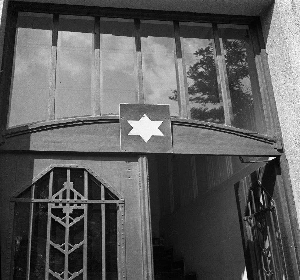 The yellow star house at 28 Katona József Street in 1944. One of the buildings of the "international ghetto" in the winter of 1944/1945 as a Swiss protected house (Fortepan/Tivadar Lissák)