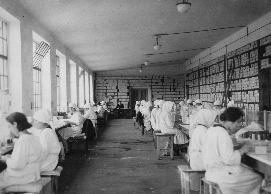 The factory in 1930. Many of the medicines still in use today are Richter's inventions, including the antiseptic Hyperol and the painkiller Kalmopyrin. (Fortepan/MZSL/Ofner Károly) 